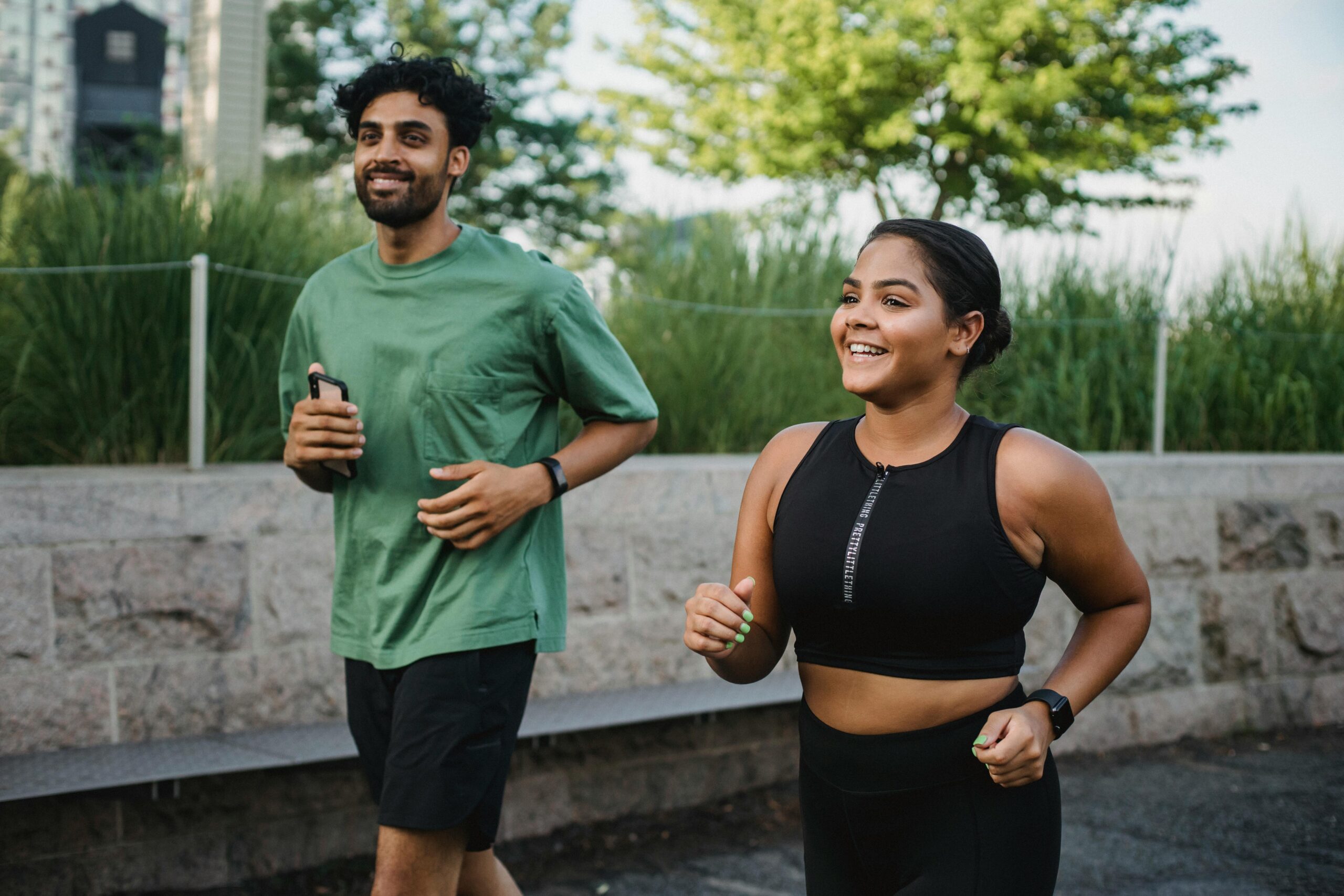 Mężczyzna i kobieta uprawiają jogging Mężczyzna i kobieta uprawiają jogging