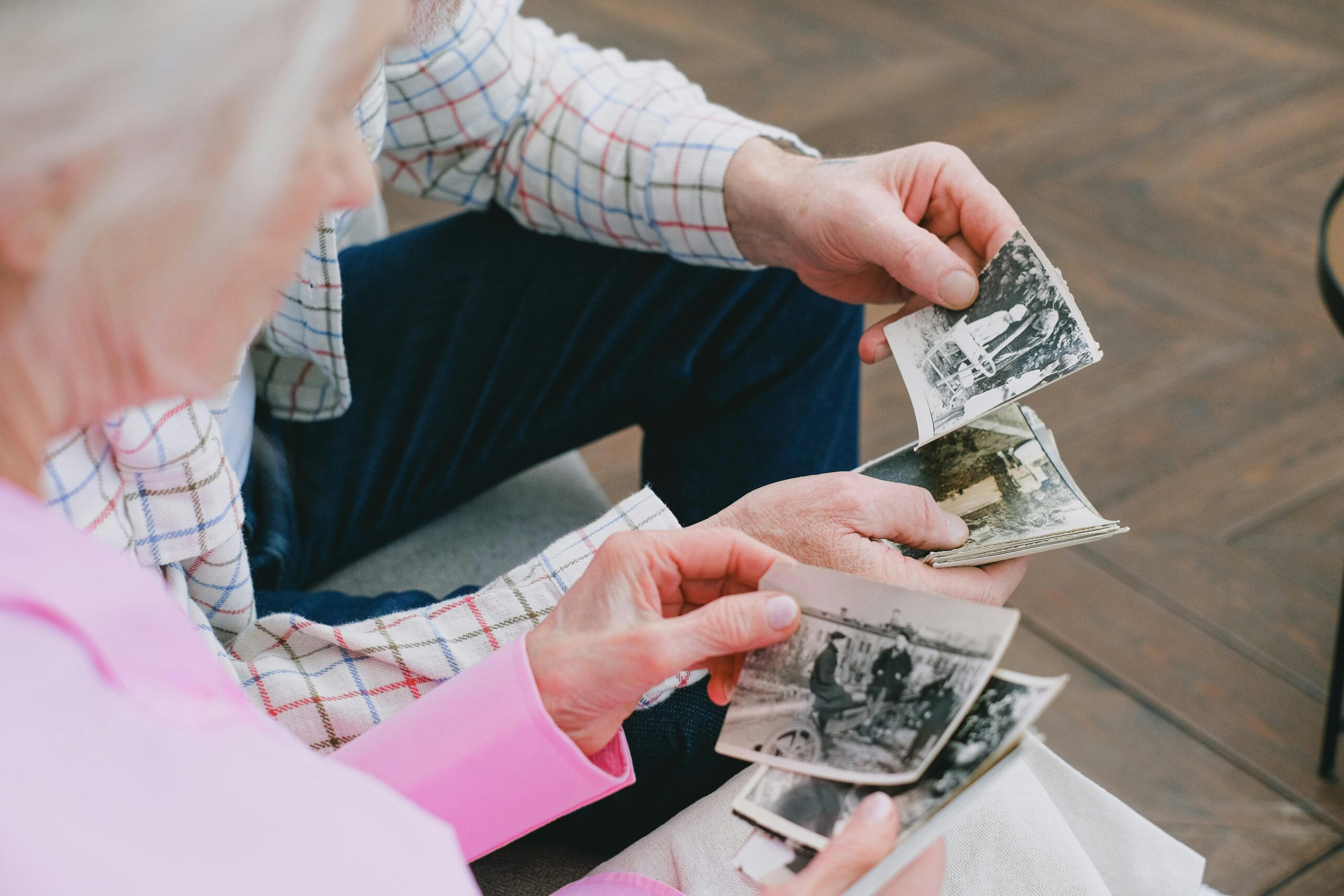 Para seniorów oglądająca stare zdjęcia Para seniorów oglądająca stare zdjęcia