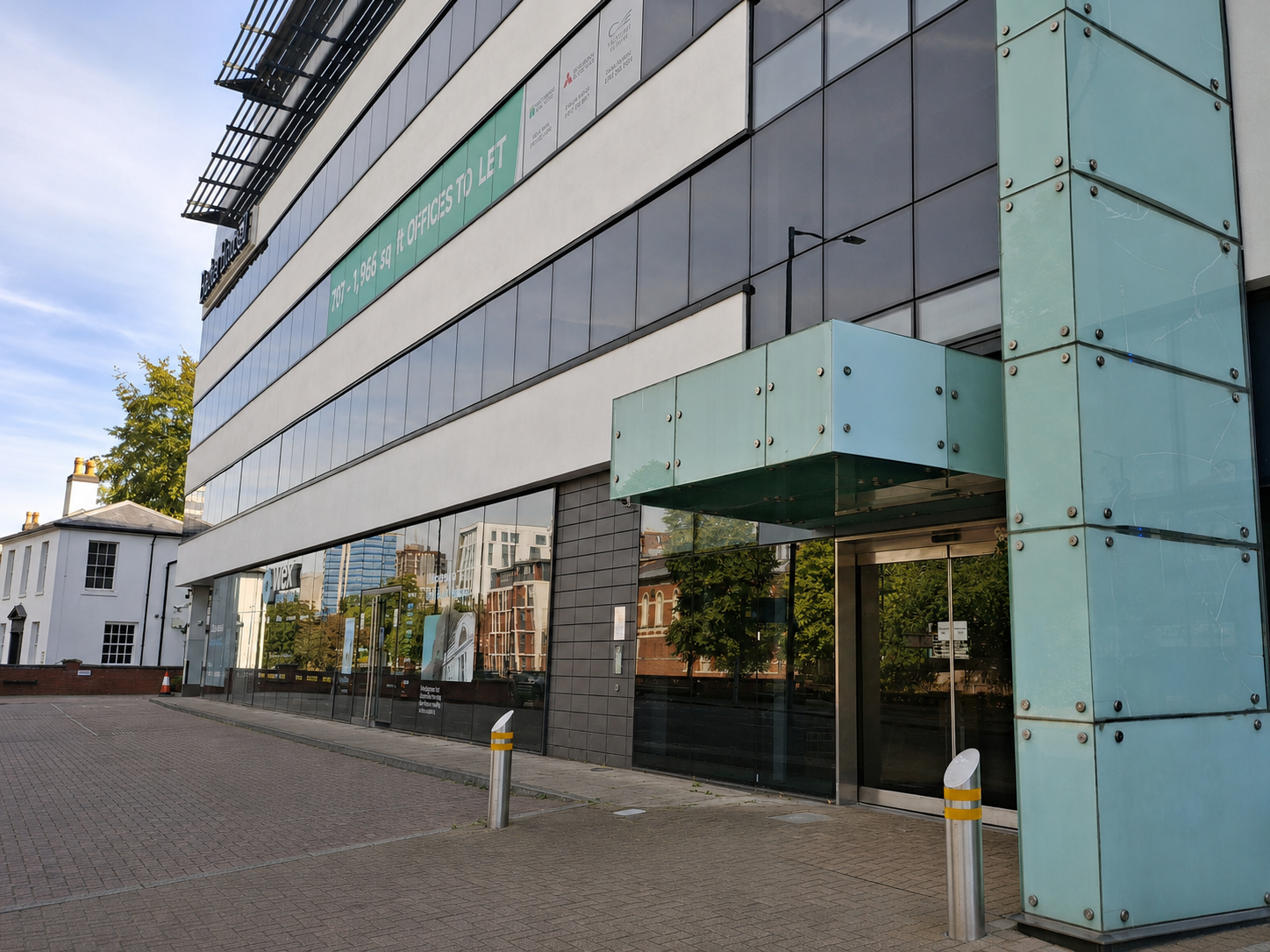 Zdjęcie strony MIdlands Budynek kliniki Midlands i główne wejście.
